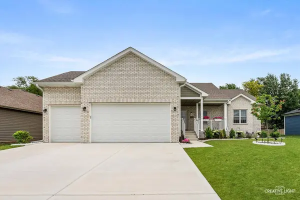 20929 Lakewoods LN, Shorewood, IL 60404