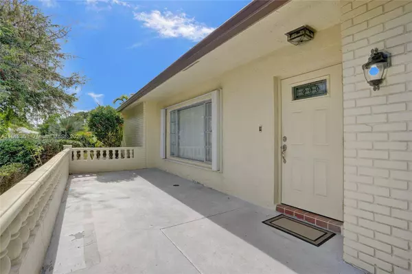 10106 NW 82nd St, Tamarac, FL 33321