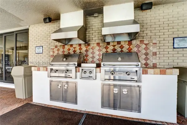 130 Cypress Club Dr #302, Pompano Beach, FL 33060