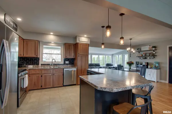 2120 W SUNNYBROOK DR, Quincy, IL 62301