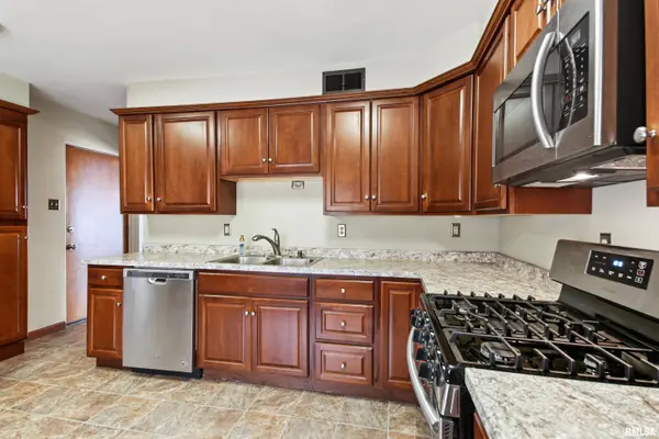 215 WOODLAWN CT, Quincy, IL 62301