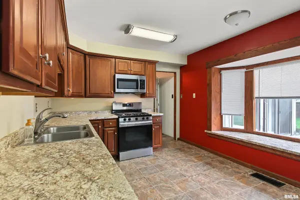 215 WOODLAWN CT, Quincy, IL 62301