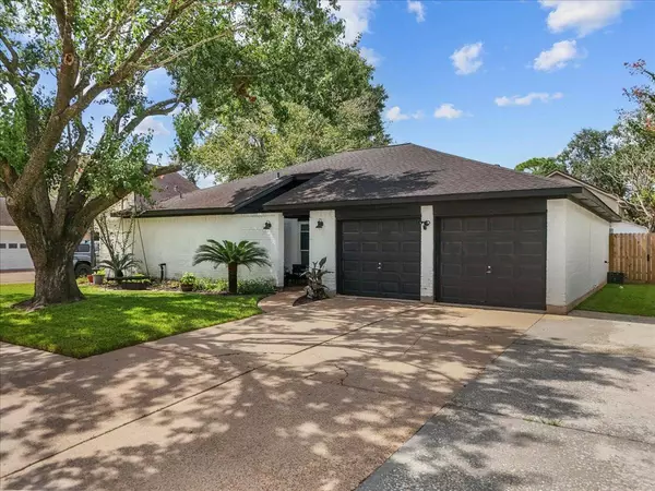 2426 Laura LN, Pearland, TX 77581