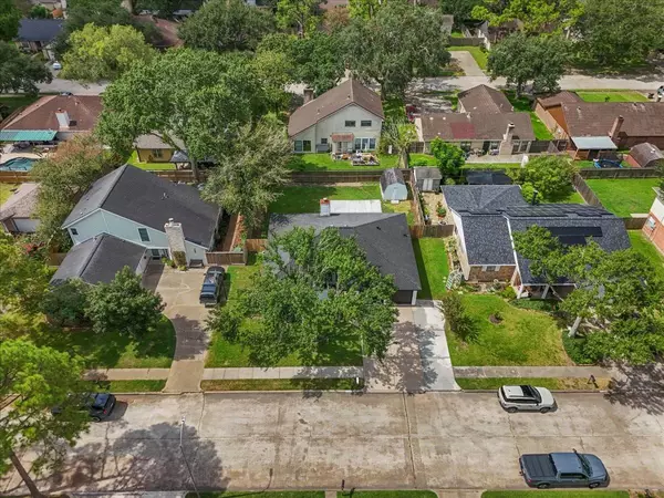 2426 Laura LN, Pearland, TX 77581