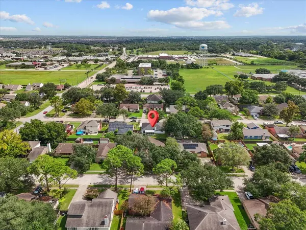 2426 Laura LN, Pearland, TX 77581
