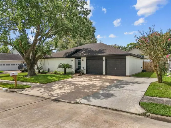 2426 Laura LN, Pearland, TX 77581