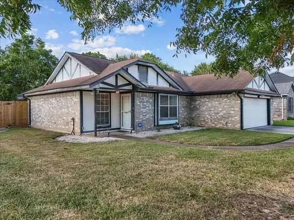 3730 Brookwood DR, La Porte, TX 77571