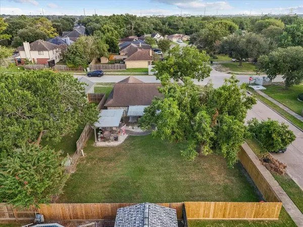 3730 Brookwood DR, La Porte, TX 77571