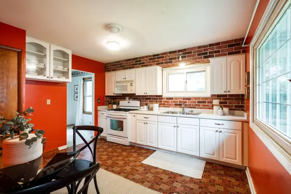 5833 W Calumet Rd, Milwaukee, WI 53223