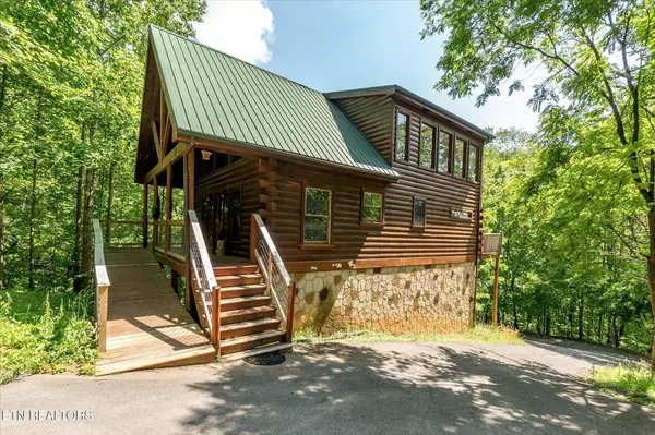 1521 Silver Poplar LN, Sevierville, TN 37876