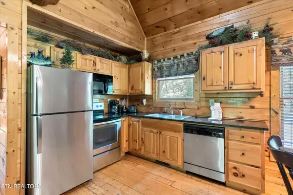 1521 Silver Poplar LN, Sevierville, TN 37876