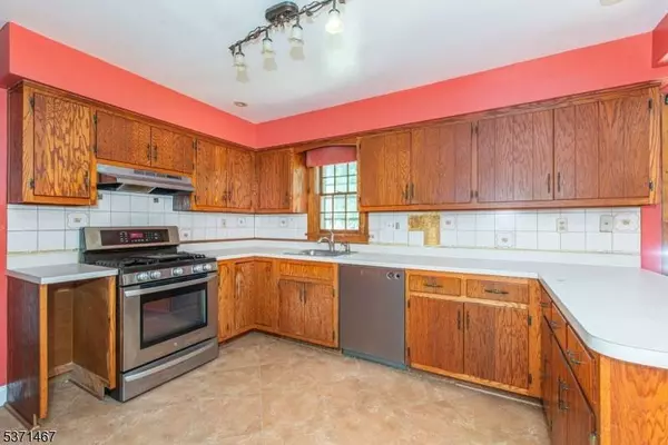 10 Woodland Ter, High Bridge Boro, NJ 08829