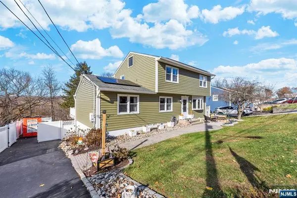 15 Aldrin DR, Wanaque, NJ 07465