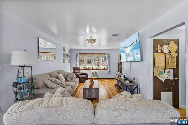 15 Aldrin DR, Wanaque, NJ 07465