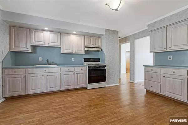 64 Gilbert AVE, Elmwood Park, NJ 07407