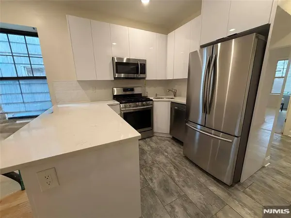 84 Van Wagenen AVE #1L, Jersey City, NJ 07306