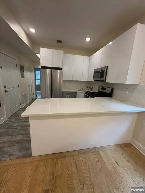 84 Van Wagenen AVE #2R, Jersey City, NJ 07306