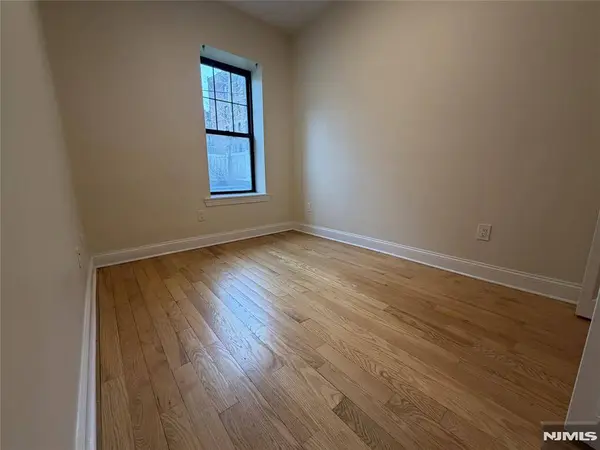 84 Van Wagenen AVE #1L, Jersey City, NJ 07306
