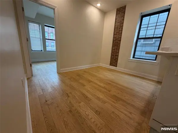 84 Van Wagenen AVE #1L, Jersey City, NJ 07306
