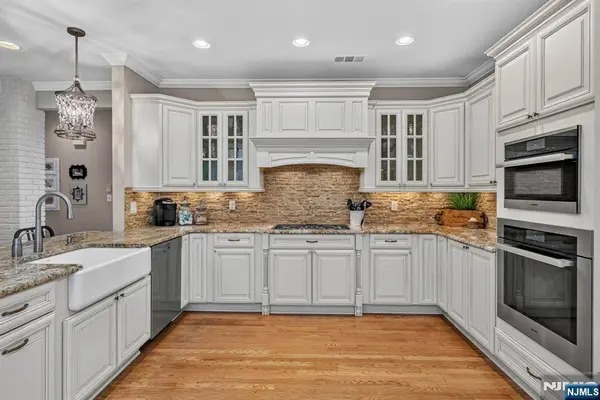 3 Cliff RD, Wayne, NJ 07470