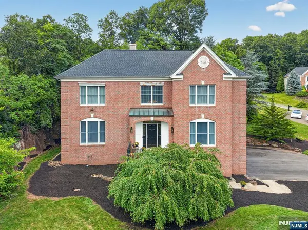 3 Cliff RD, Wayne, NJ 07470