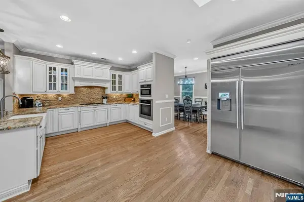 3 Cliff RD, Wayne, NJ 07470