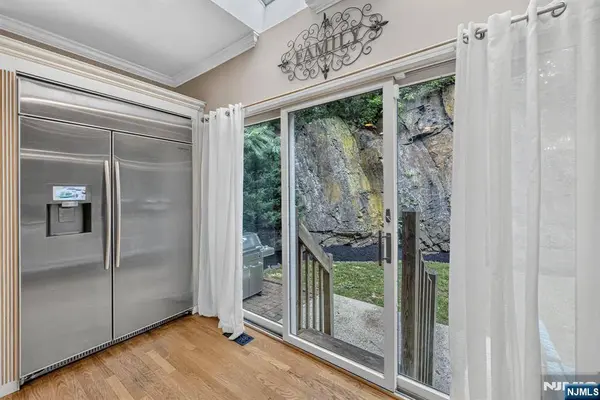 3 Cliff RD, Wayne, NJ 07470