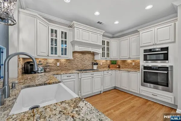 3 Cliff RD, Wayne, NJ 07470