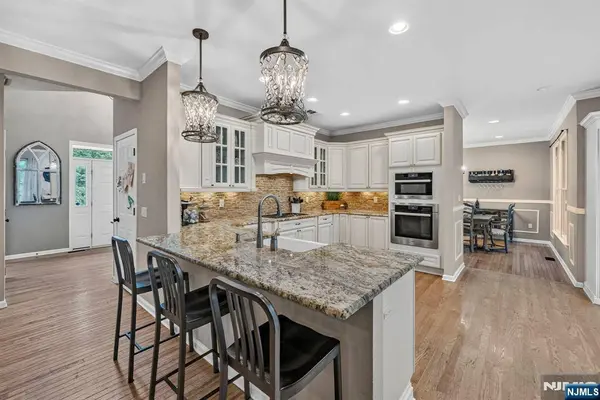3 Cliff RD, Wayne, NJ 07470