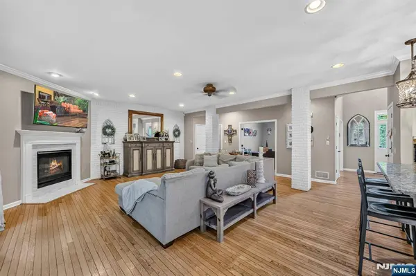 3 Cliff RD, Wayne, NJ 07470