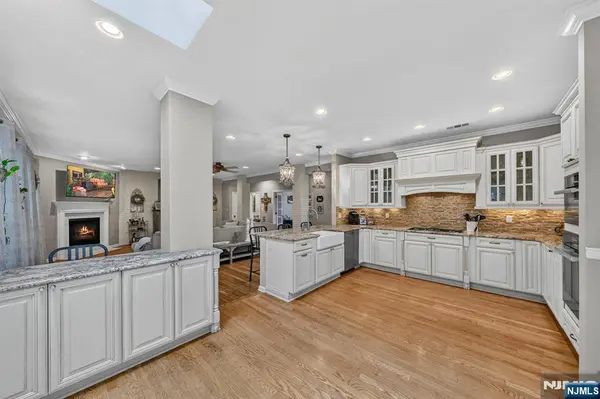 3 Cliff RD, Wayne, NJ 07470
