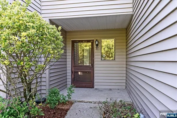 31 Lockley CT, Wayne, NJ 07470