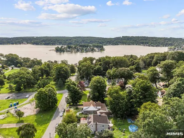 20 Shawnee RD, Hopatcong, NJ 07843