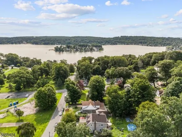 20 Shawnee Rd, Hopatcong Boro, NJ 07843