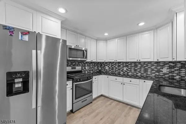 20 Shawnee Rd, Hopatcong Boro, NJ 07843