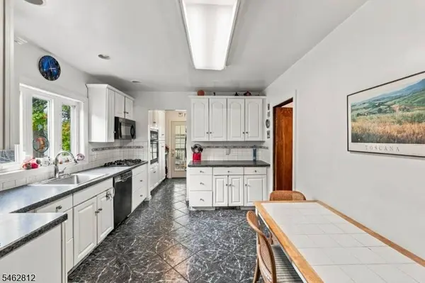 19 W Bayview Ave, Englewood Cliffs Boro, NJ 07632