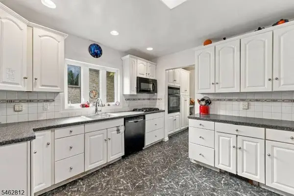 19 W Bayview Ave, Englewood Cliffs Boro, NJ 07632