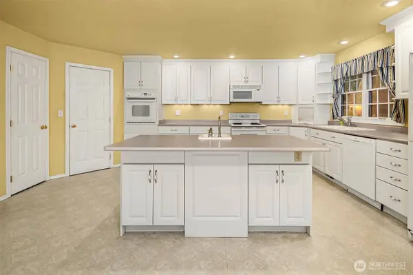 28033 194th PL SE, Kent, WA 98042