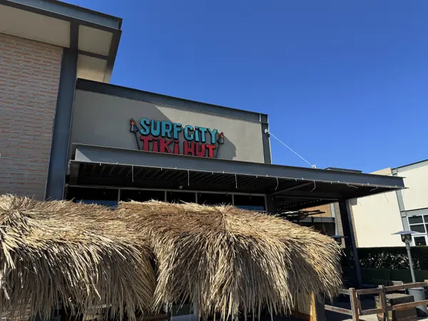Surf City Tiki Hut Brings Island Vibes to Power Road,KEVIN MCKIERNAN