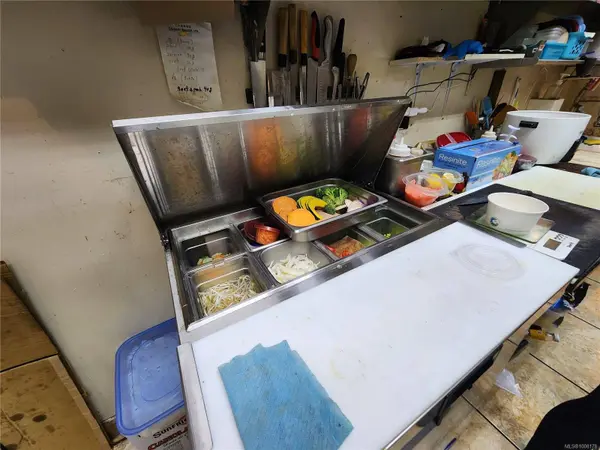 382 Island Hwy E, Parksville, BC V9P 2G6