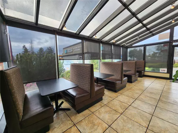 382 Island Hwy E, Parksville, BC V9P 2G6