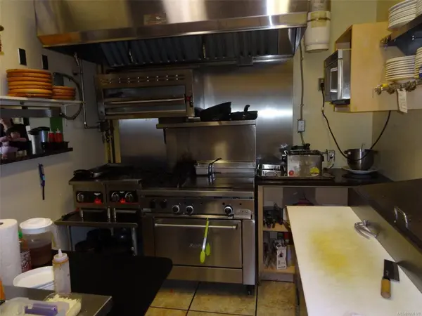 382 Island Hwy E, Parksville, BC V9P 2G6