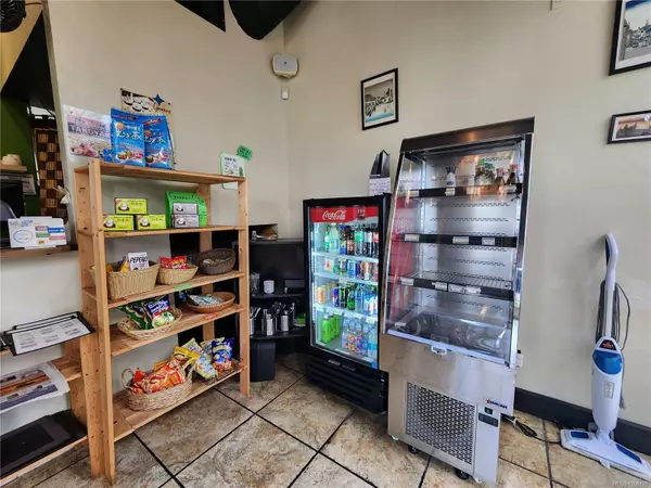 382 Island Hwy E, Parksville, BC V9P 2G6