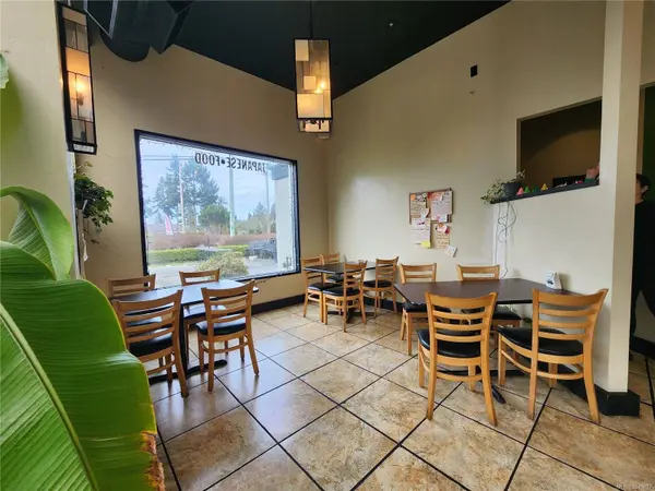382 Island Hwy, Parksville, BC V9P 2G6