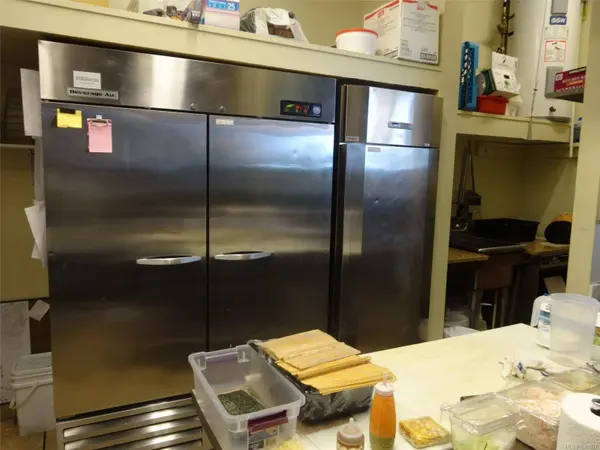 382 Island Hwy, Parksville, BC V9P 2G6