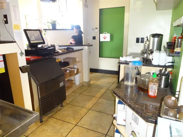 382 Island Hwy, Parksville, BC V9P 2G6