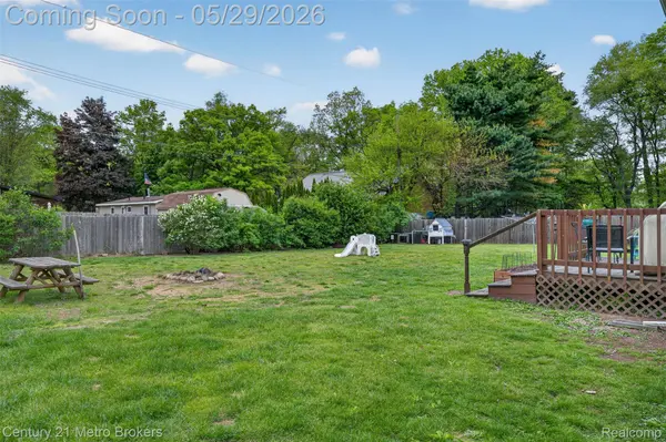 985 S Park ST, Highland Charter Township, MI 48356