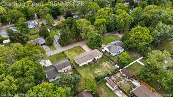 985 S Park ST, Highland Charter Township, MI 48356