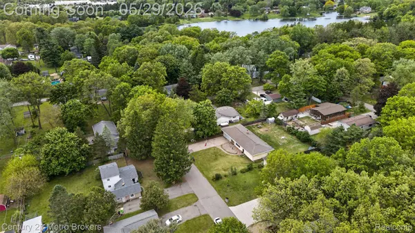 985 S Park ST, Highland Charter Township, MI 48356