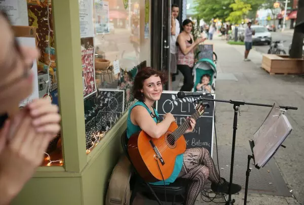 folk-singer-on-the-sidewalk-800x540